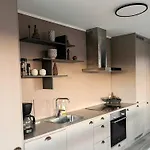 6 Person In Sondeled-by Traum *