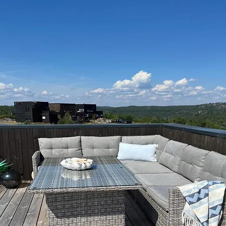 6 Person In Sondeled-by Traum