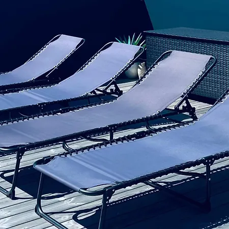 6 Person In Sondeled-by Traum