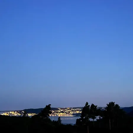 6 Person In Sondeled-by Traum