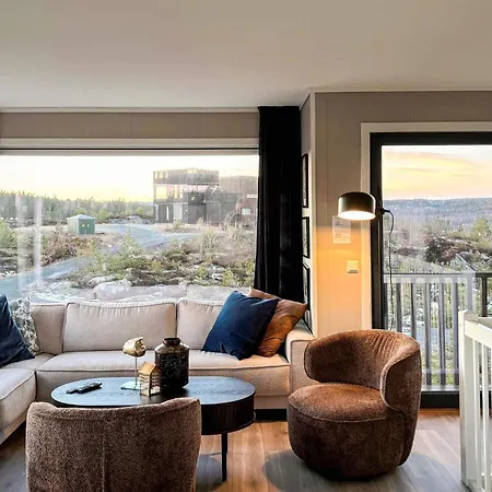 6 Person In Sondeled-by Traum