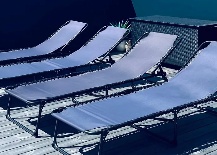 6 Person In Sondeled-by Traum